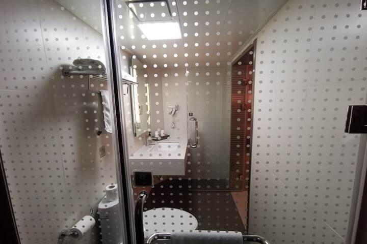 Room 6 of 27