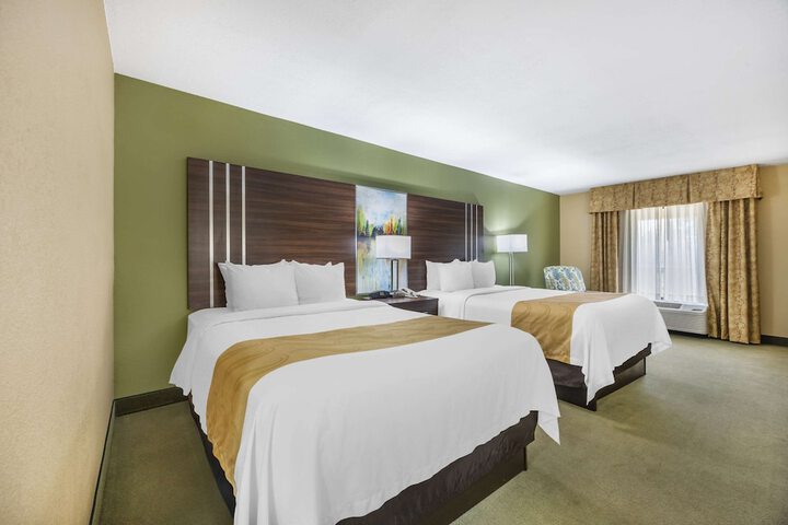 2 Queen Beds (5 of 10)