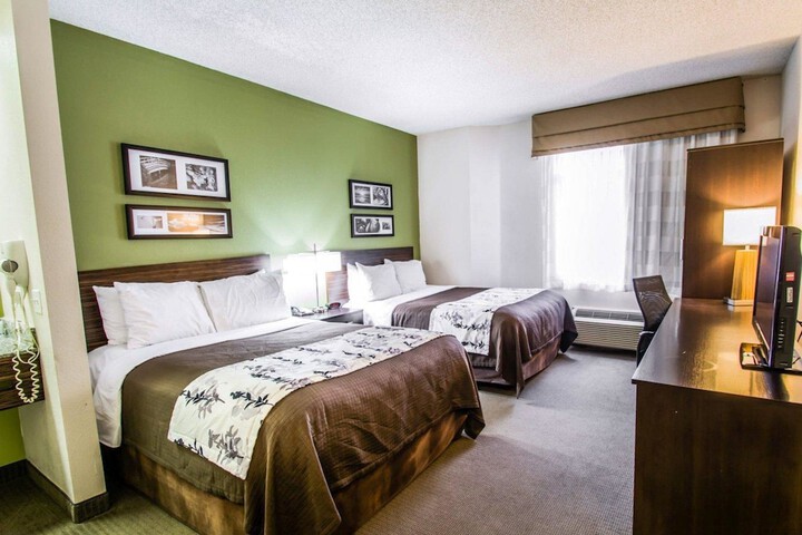 1 Queen Bed (7 of 14)