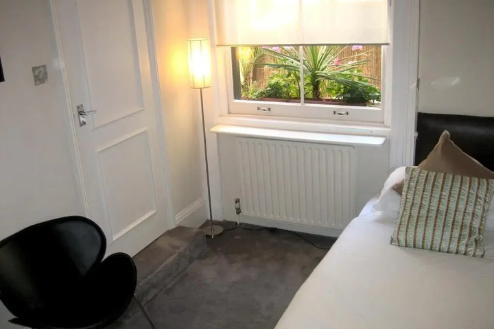 Room 4 of 12