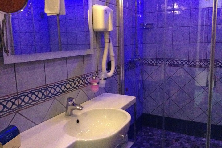 Room 12 of 16