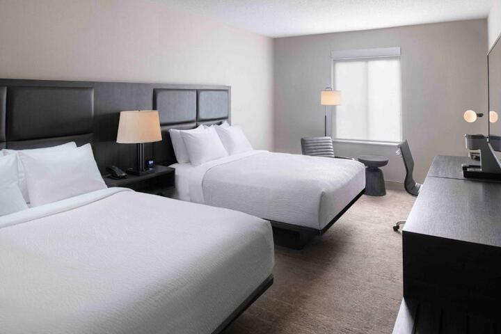 2 Queen Beds (1 of 10)