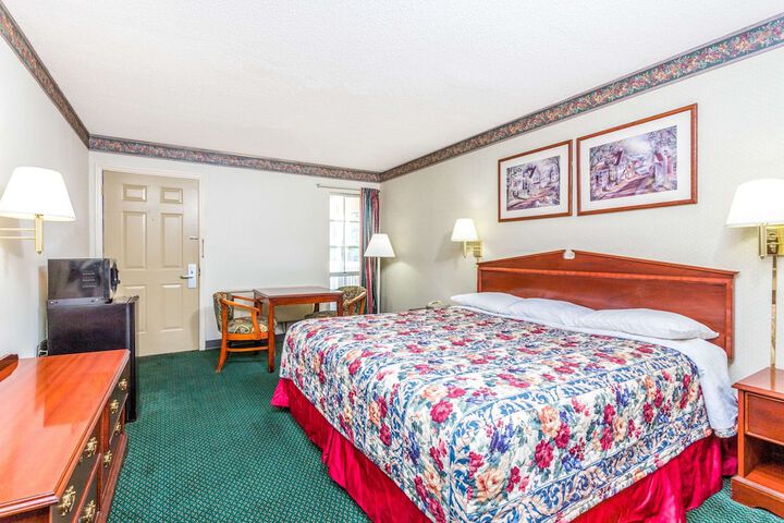 1 King Bed Accessible (7 of 9)