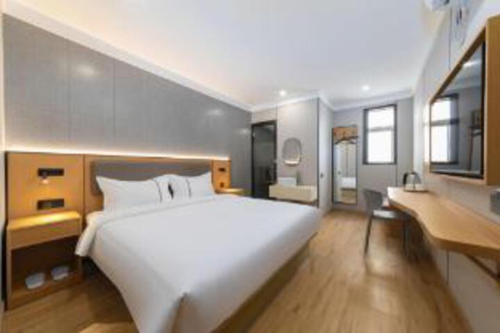 Room 10 of 12