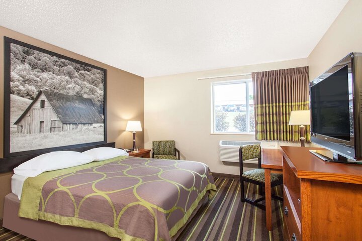 1 Queen Bed Mobility Accessible (8 of 10)