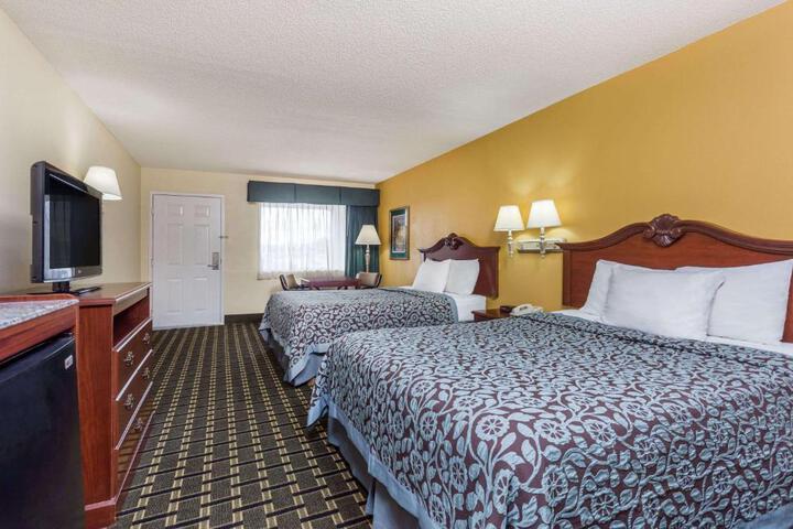 1 King Bed (3 of 7)