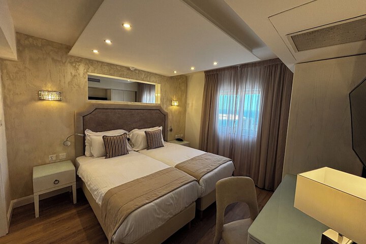 Room 52 of 155