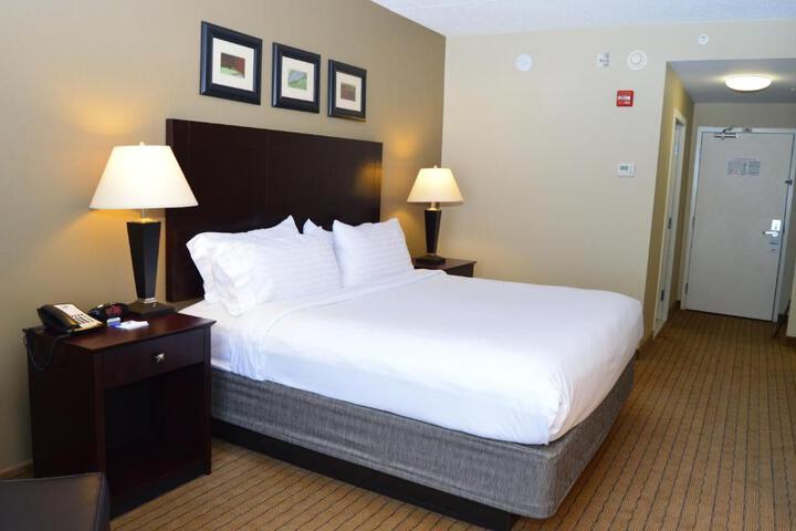 1 King Bed (8 of 9)