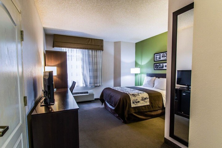 1 Queen Bed (10 of 14)