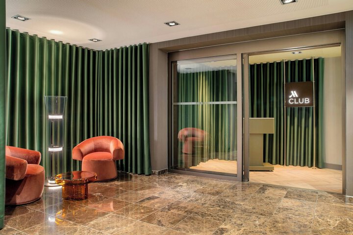 Lounge 70 of 93