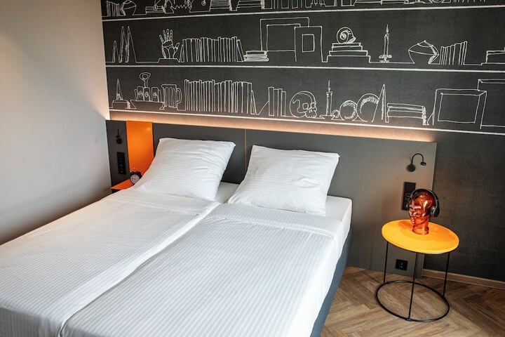 Room 12 of 66