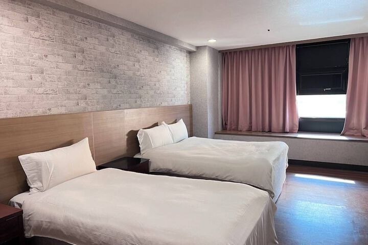 Room 6 of 26