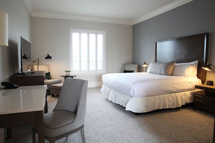 Classic King Bed (1 of 25)