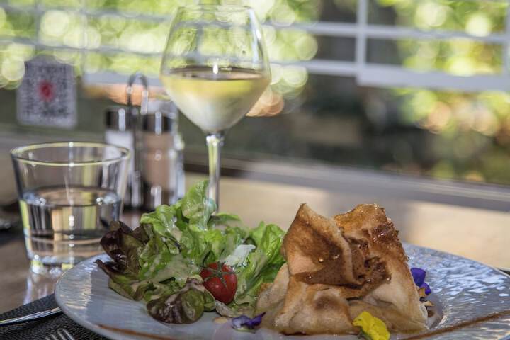 Dining 42 of 77