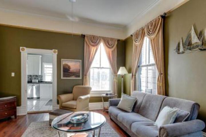 Image of Victorian Stunner on Forsyth Park