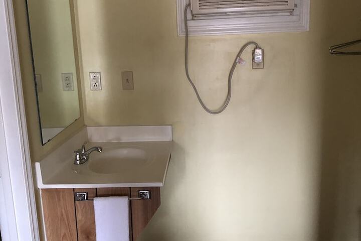 1 King Bed - Free WiFi, Microwave Minfridge Cable TV HBO Free Local (1 of 7)