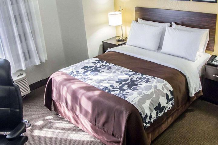 1 Queen Bed (1 of 11)