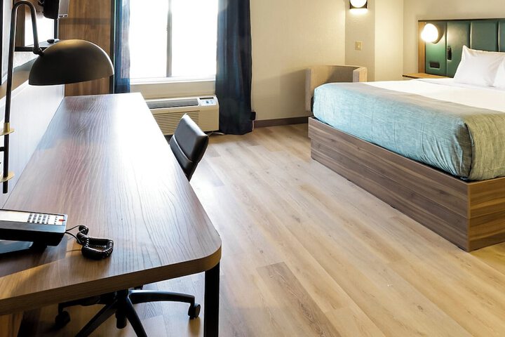 1 King Bed (2 of 16)