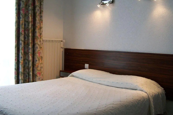 Room 2 of 10