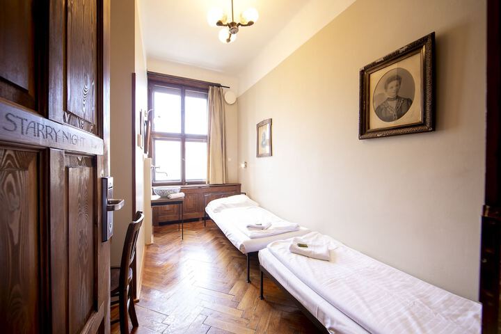 Room 27 of 68
