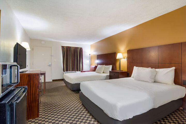 2 Queen Beds (2 of 8)