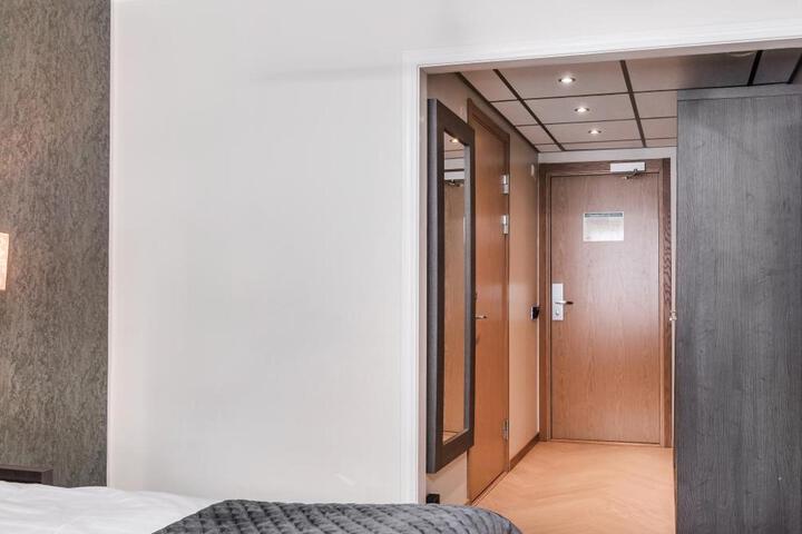 Room 15 of 60
