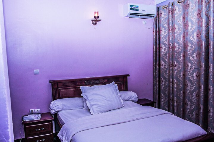 Room 5 of 12