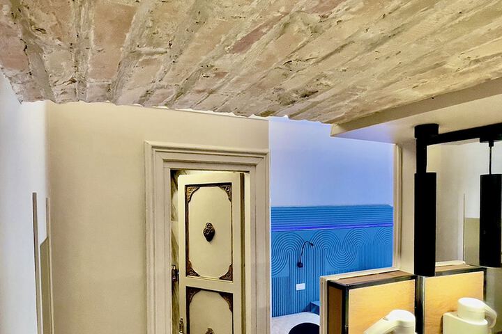 Room 6 of 30