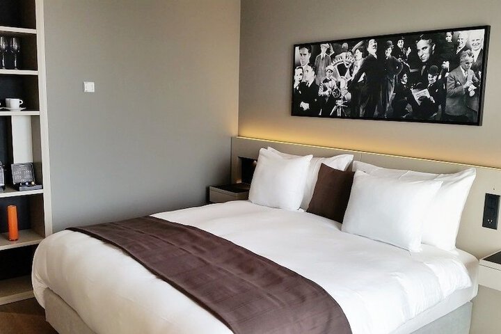 Room 10 of 100