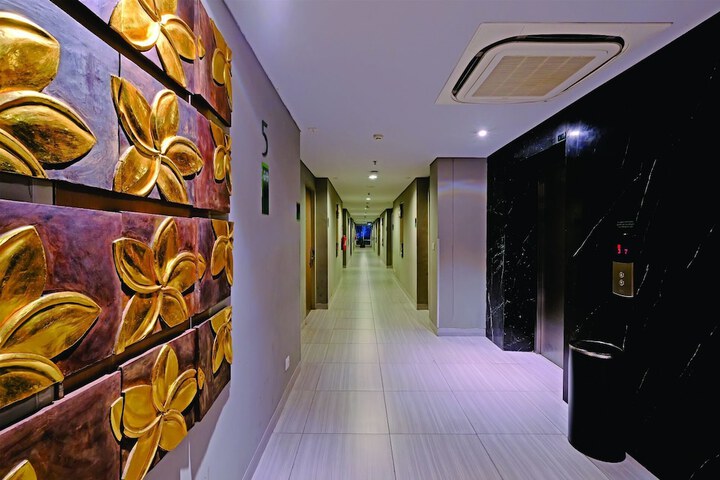 Ballroom/Hall 13 of 13