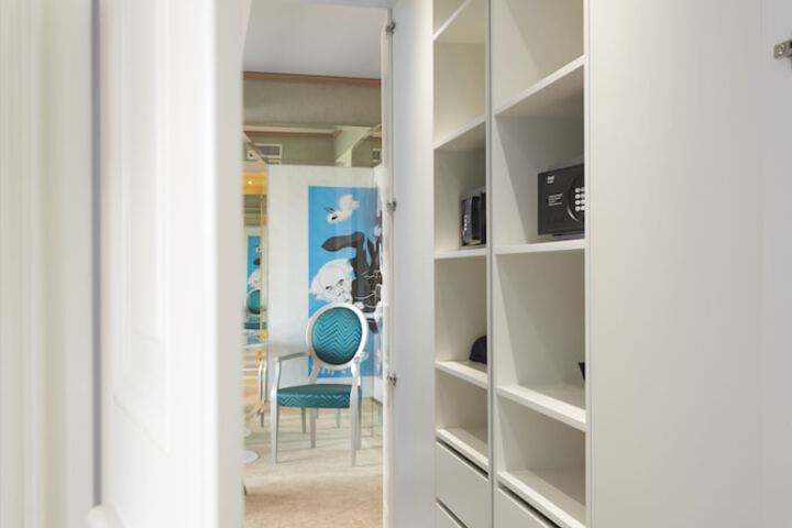 Room 33 of 168
