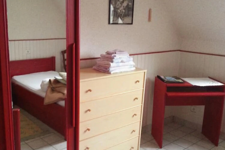 Room 5 of 11