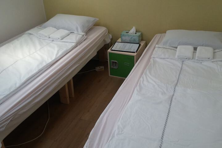 Room 10 of 32
