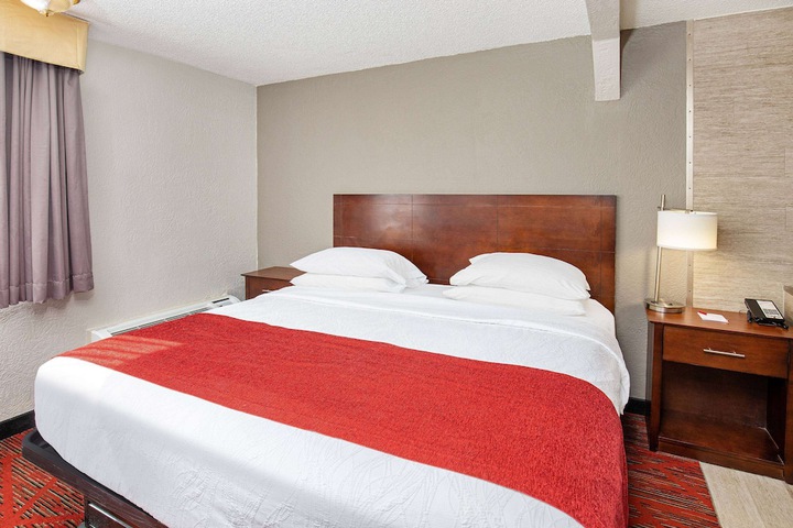 1 King Bed Accessible (21 of 21)