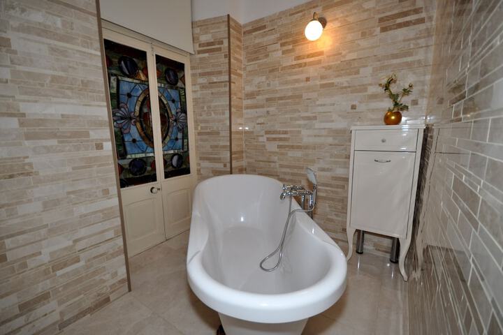Deep soaking bathtub