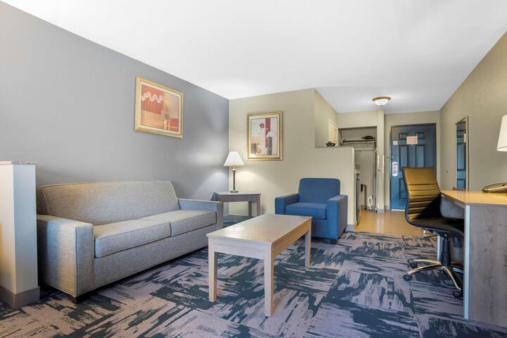 Suite 1 King Bed 2nd Bd Sofa Mini Suite Jet Tub Microfridge Full Breakfast (6 of 7)