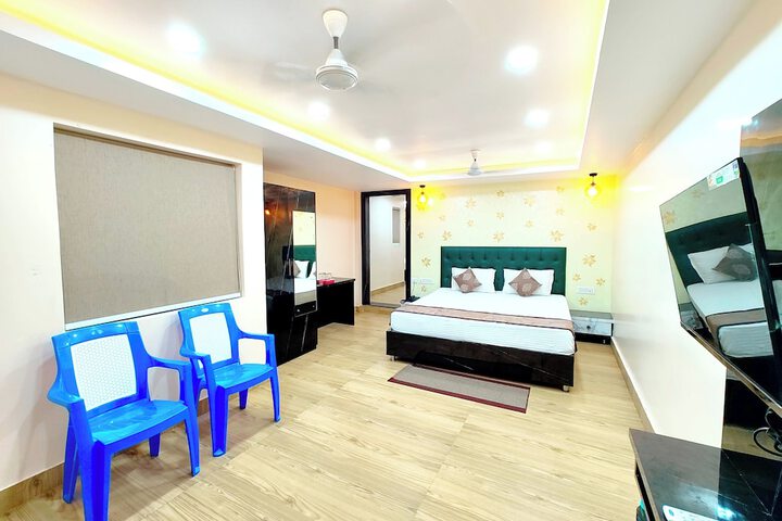 Room 4 of 13