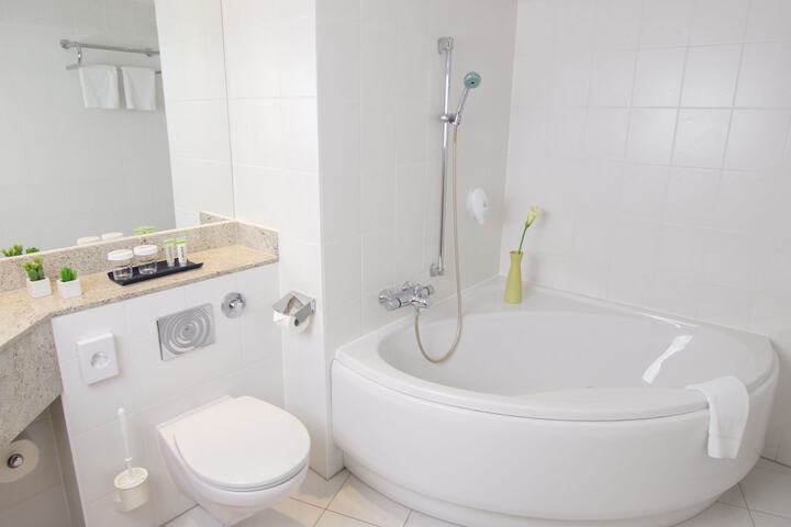 Deep soaking bathtub