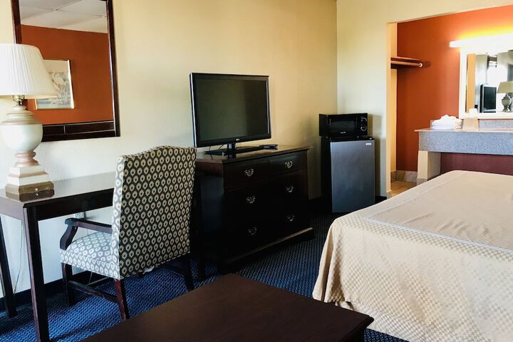 1 King Bed (2 of 7)