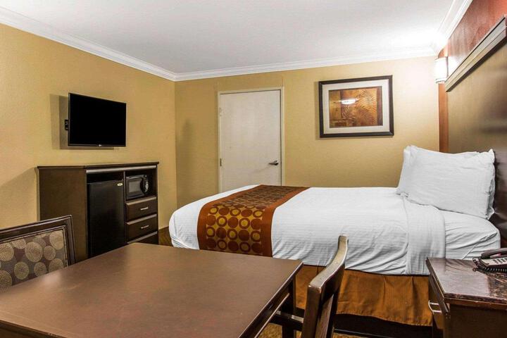1 King Bed (3 of 11)