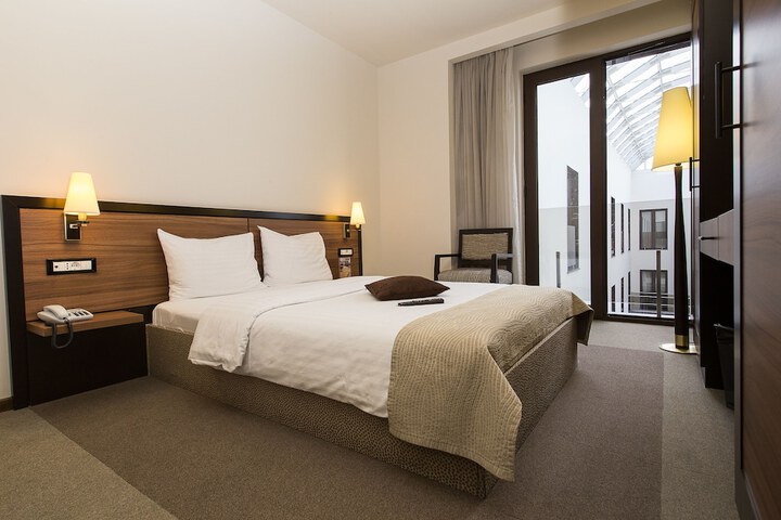 Room 15 of 102