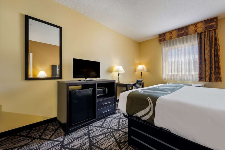 1 King Bed (4 of 5)