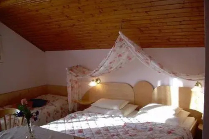 Room 4 of 13