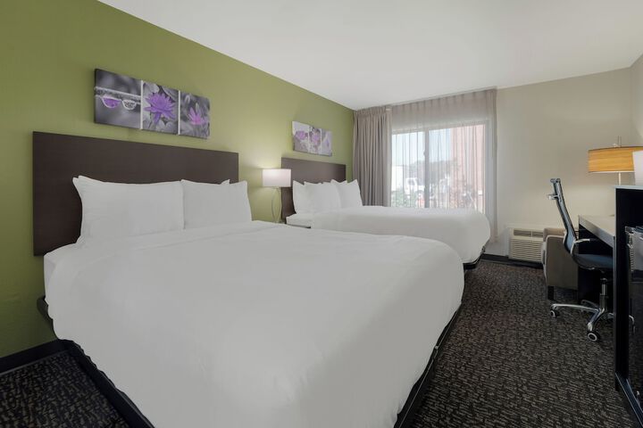 2 Queen Beds (11 of 12)