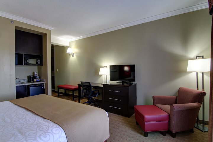 1 King Accessible Comm Assist Roll in Shower Microwave, Refrigerator WiFi Full Breakfast (22 of 25)