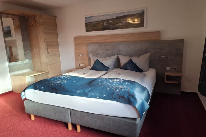 Room 9 of 18