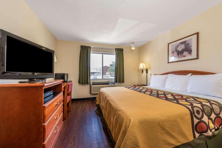 1 King Bed (8 of 9)
