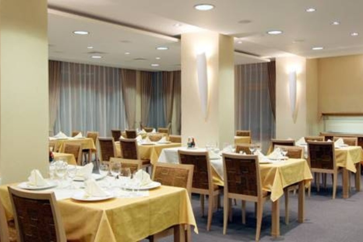 Dining 16 of 17