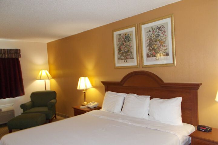 1 King Bed (4 of 6)