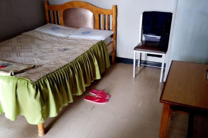 Room 9 of 18